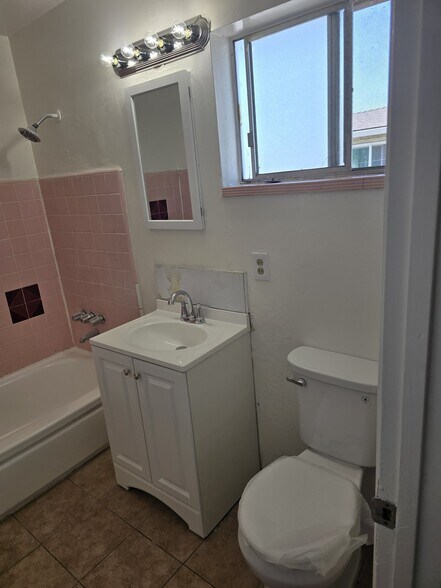 Building Photo - 947 Tamarack Ln