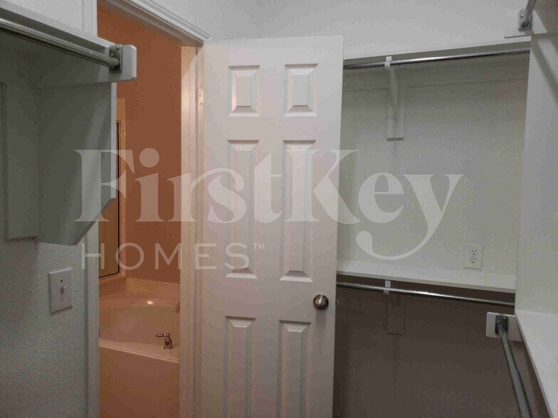 Building Photo - 707 Geary Dr