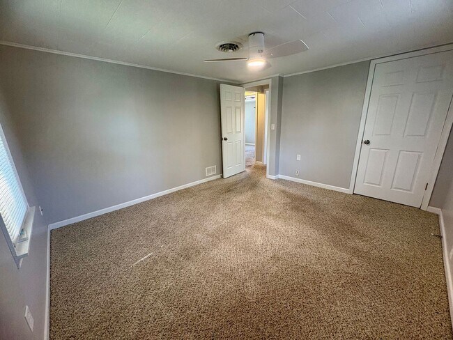 Building Photo - 4 Bedroom 2 Bathroom in Harrisburg!