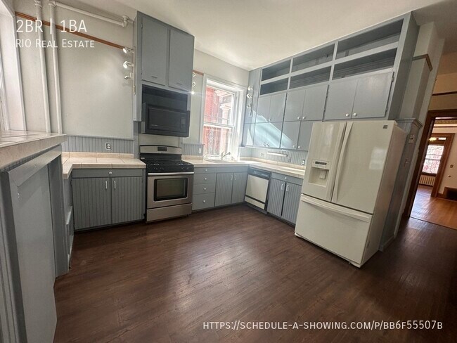 Building Photo - Stunning Two Bedroom Apartment With Victor...
