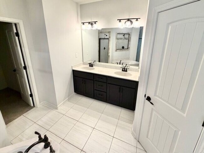 Building Photo - Now Leasing A 3 Bedroom 2 Bath Home In Southaven Near Central Park.