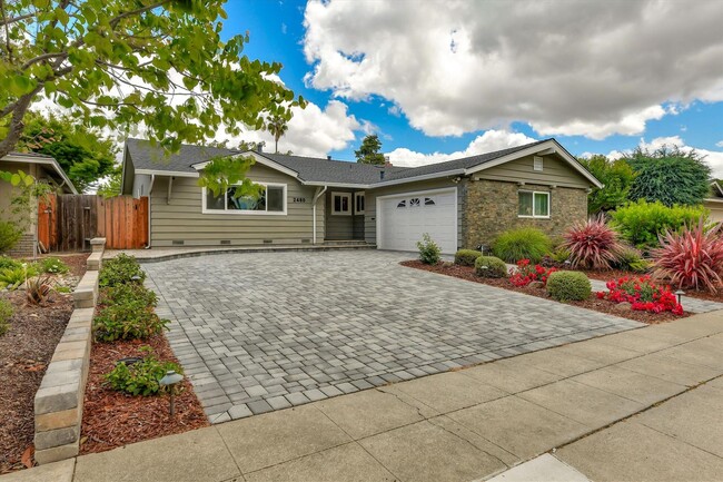 Building Photo - Charming Home in Fantastic Neighborhood in...