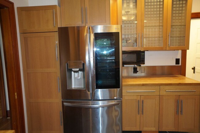 Building Photo - Amazing two bedroom sellwood beauty!