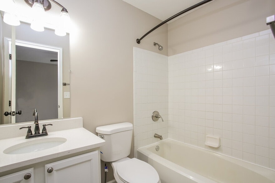 Building Photo - 445 Oak Meadow Dr