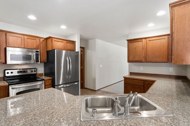 Building Photo - 3 Bed 2 Bath - Excellent Condition - NAS W...