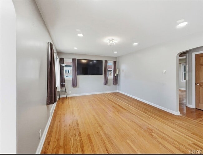 Building Photo - 429 Lionel Ave