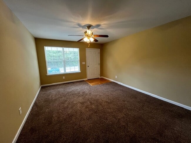 Building Photo - 2 Bedroom 2 Bath Duplex with Garage