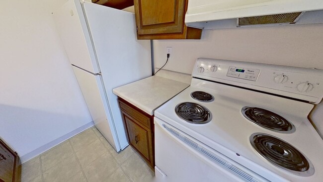 Building Photo - Upper 2 Bedroom 1.5 Bathroom Apartment Available