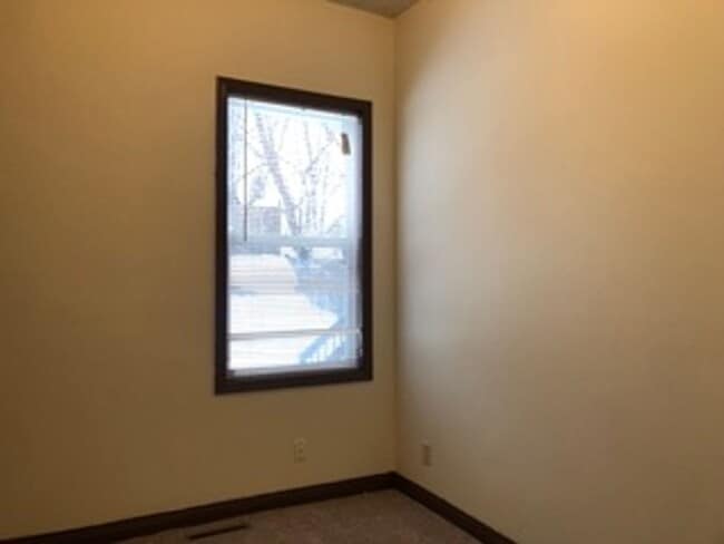 Building Photo - 512 Beaumont St E