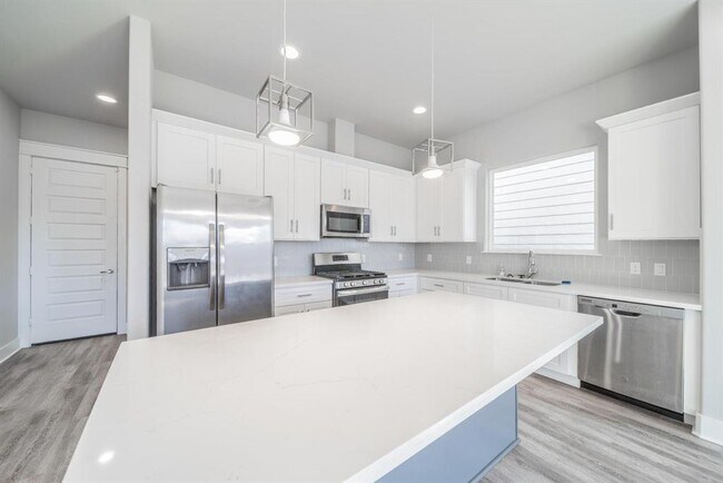 Building Photo - 2507 Des Chaumes St