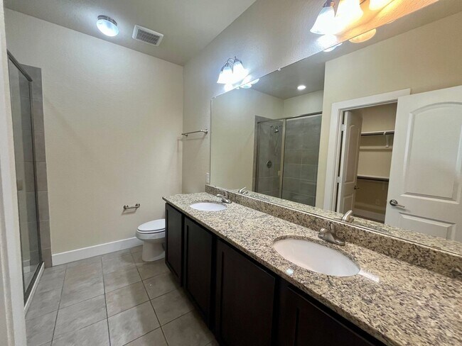 Building Photo - Fabulous Townhome in New Braunfels 3/2.5 ~ Minutes from Gruene ~ Move in Ready!