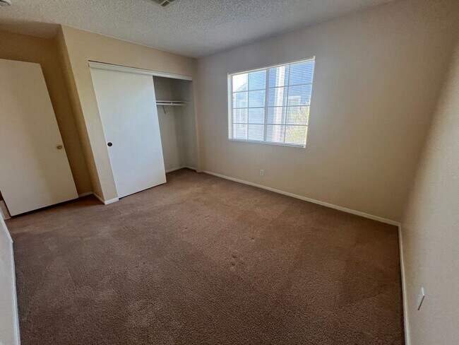 Building Photo - Best kept Fourplex- Mature Landscaping