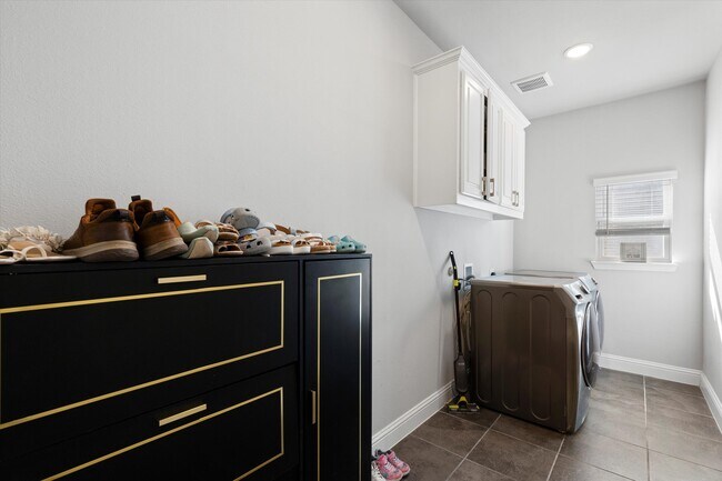 Building Photo - 1412 Summer Ln