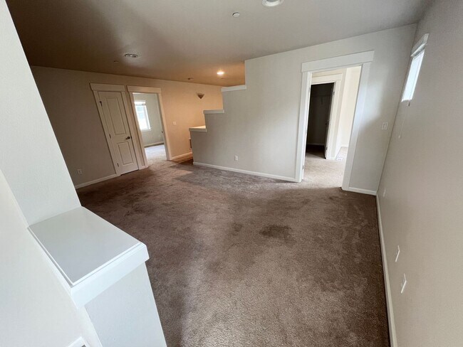 Building Photo - Spacious 5-Bed, 2.5-Bath Single-Family Home in Redmond