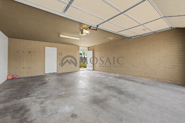 Building Photo - 1531 W 7th St