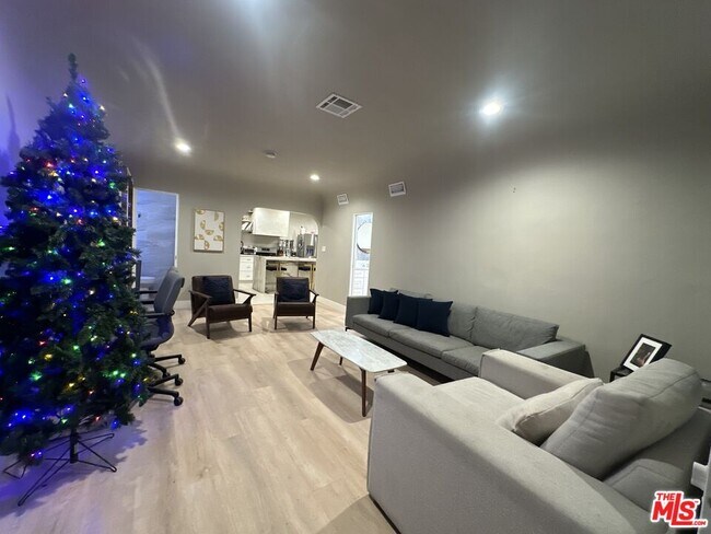 Building Photo - 641 N Vista St