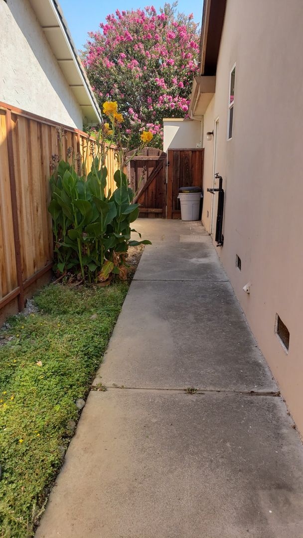 Building Photo - Charming 3BR/2BA Single-Family Home in Desirable Pleasanton Neighborhood!