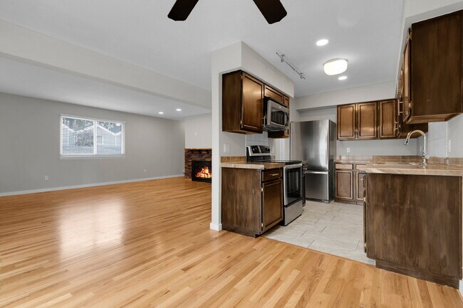 Building Photo - $2,600 - 3 Bed, 1.5 Bath Condo in Aurora w...