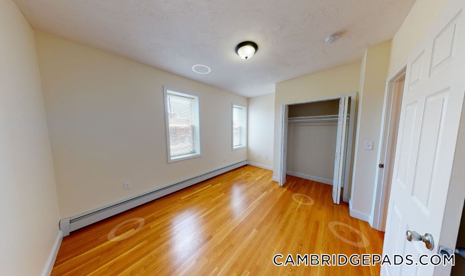 Building Photo - 1054 Cambridge St