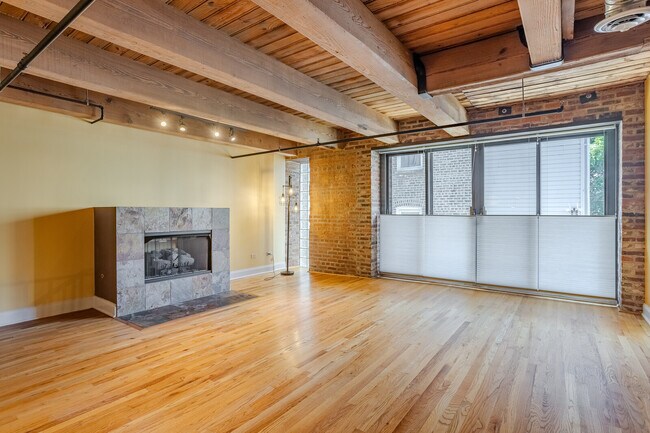 Building Photo - 2735 W Armitage Ave