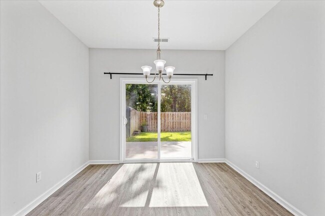 Building Photo - The Commons Stunning Townhome - 3 Bed 2.5 ...