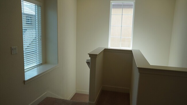Building Photo - Beautiful 3 Bed, 2.5 Bath in Desirable Dia...