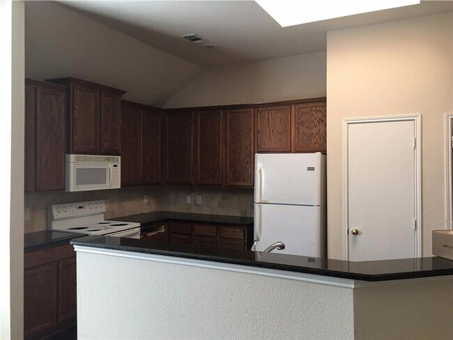 Building Photo - Great House in Aubrey!