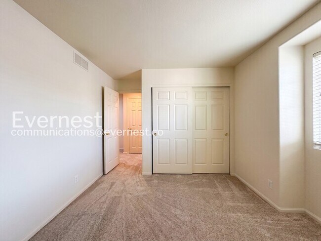 Building Photo - 3 Bed/2.5 Bath Home with Fenced Yard & Garage / Available Now!
