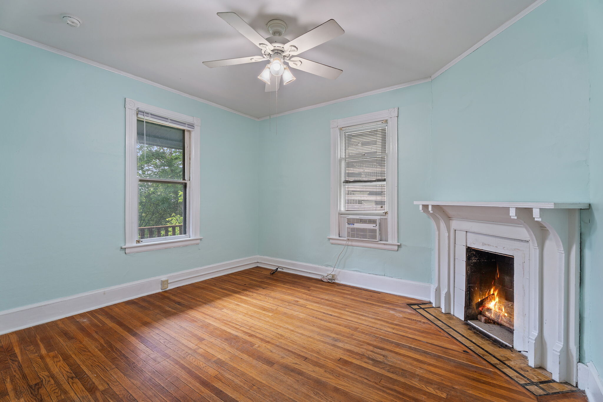 Building Photo - 402 University Ave