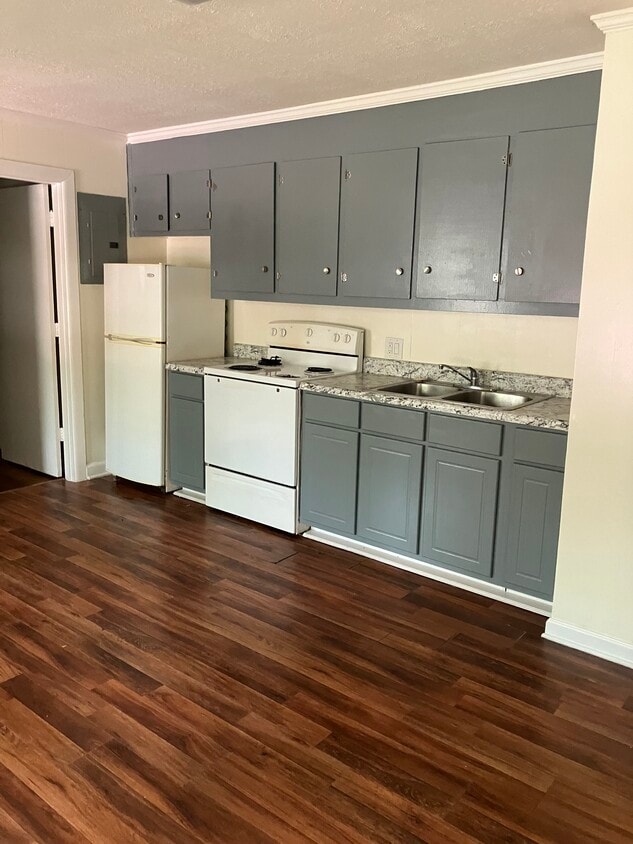 Kitchen/Family room - 2708 Warrick Cir