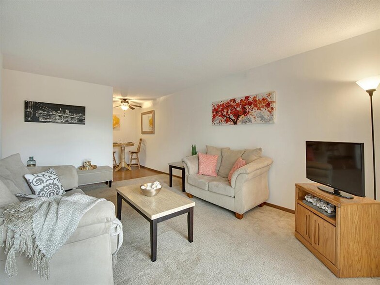 Silver Ridge - 2330 Stillwater Ave E Maplewood MN 55119 | Apartment Finder