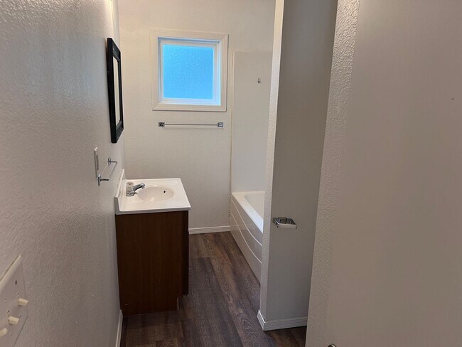 Building Photo - 3-Bed, 1-Bath Duplex with New Flooring & U...