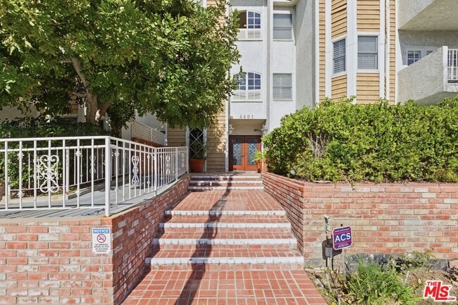 Building Photo - 4401 Moorpark Way