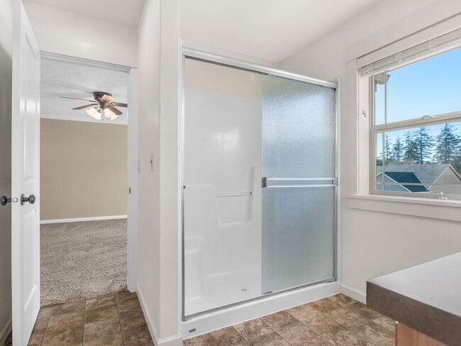 Building Photo - 330 SW Kalmia Ave