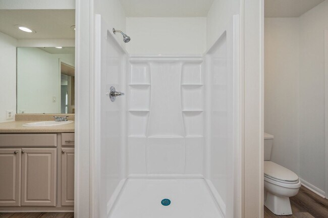 Building Photo - Spacious townhouse with large 2nd floor covered patio!