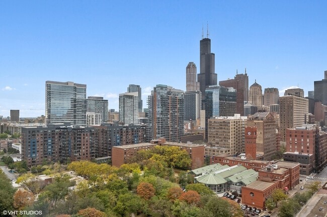 Building Photo - 901 S Plymouth Ct