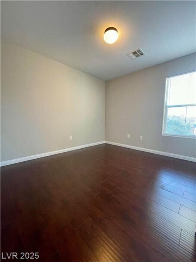 Building Photo - Newly Remodeled with Fresh Paint 4 Bed