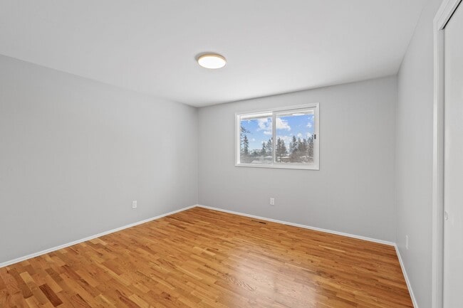 Building Photo - 4-Bedroom Retreat in Medical Lake - 2 Baths & 2,454 Sq/Ft Half Month Rent Free!