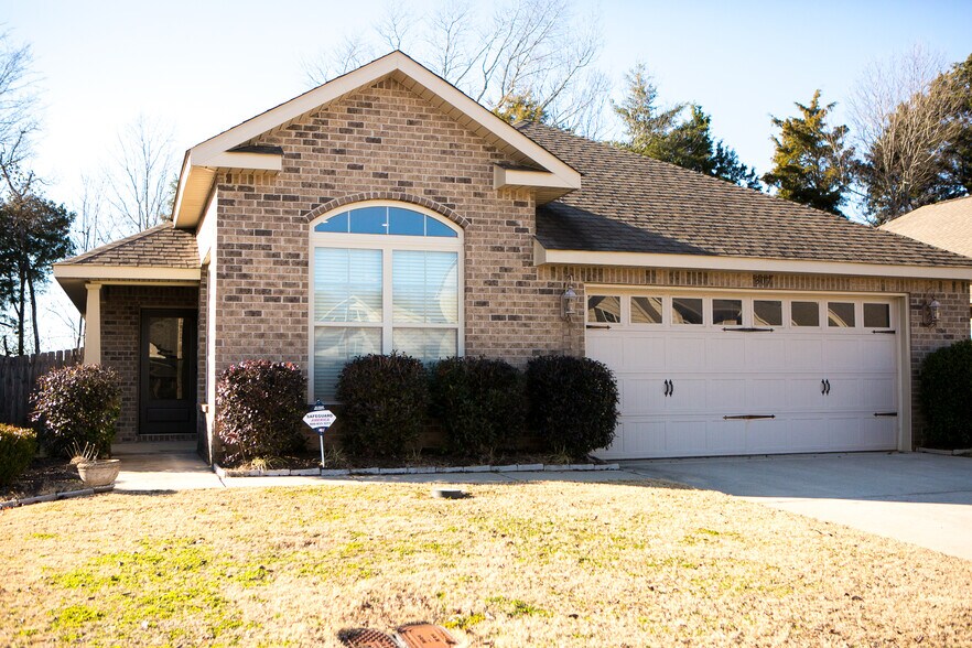 curbside view - 307 Dovington Dr