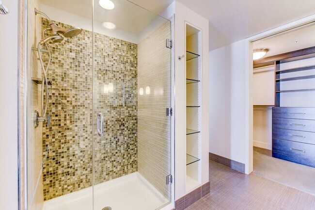 Building Photo - Elevated 1BR at Enso | Lake Views, Parking, Prime Location