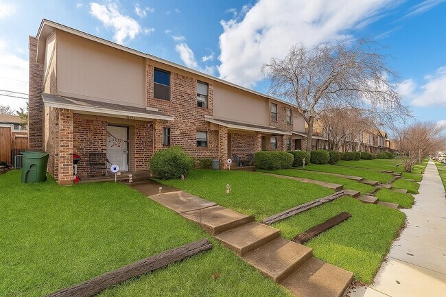 Primary Photo - 1024 Southmoor Dr