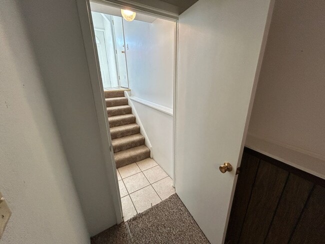 Building Photo - 5 Bed 2 Bath Home with 2 Car Attached Garage in Quiet Nice Neighborhood.