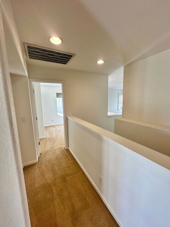 Building Photo - Spacious 2 Story Townhouse Available NOW!