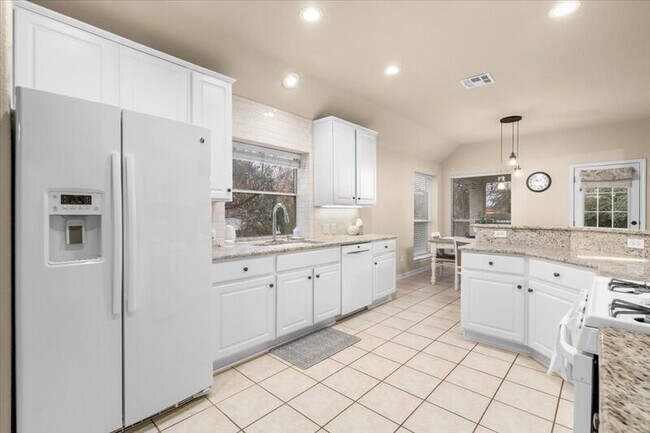 Building Photo - 920 Savanna Ln