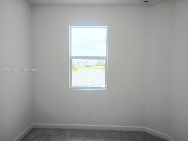 Building Photo - 329 SE Crossoak Ln