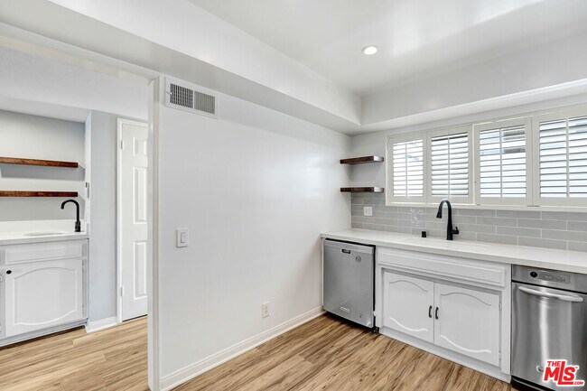 Building Photo - 4415 Saugus Ave