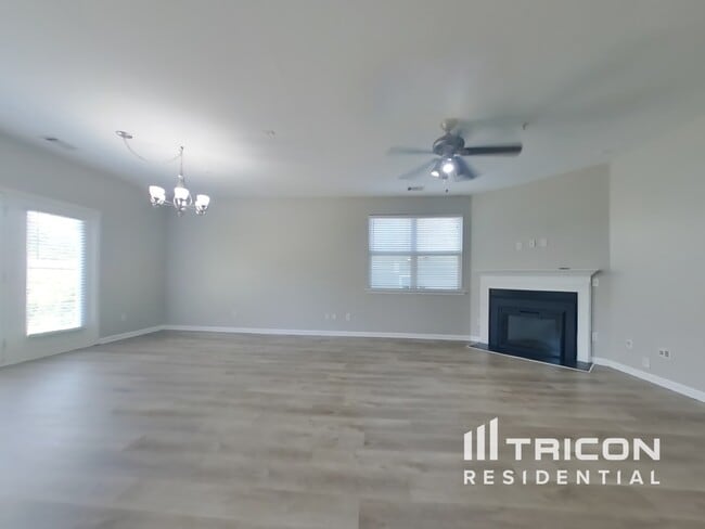 Building Photo - 383 Roseglen Dr NW
