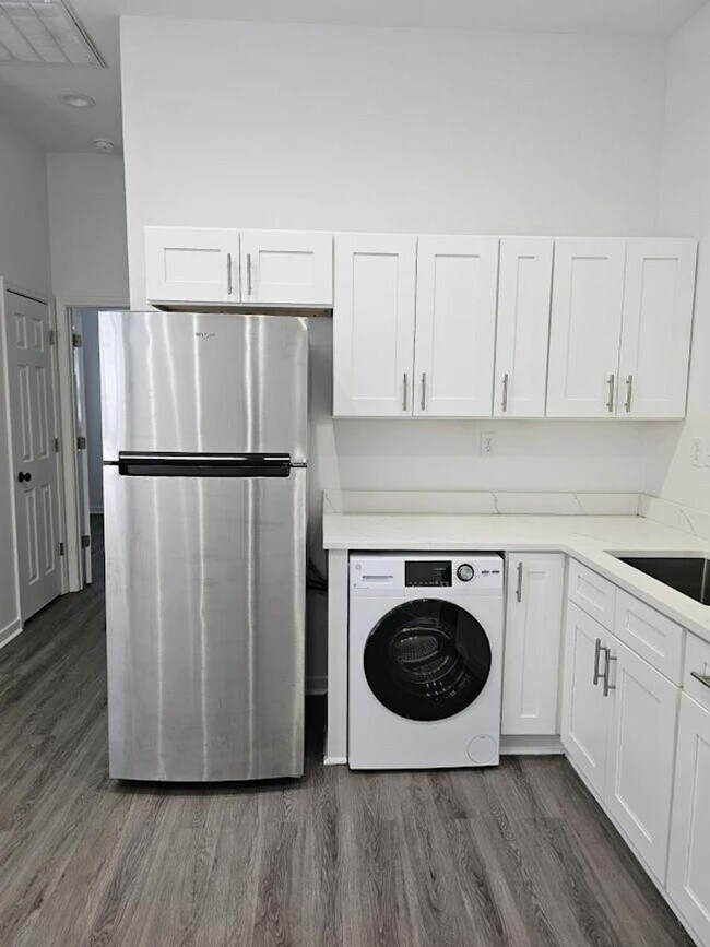 Building Photo - 214 S Park St