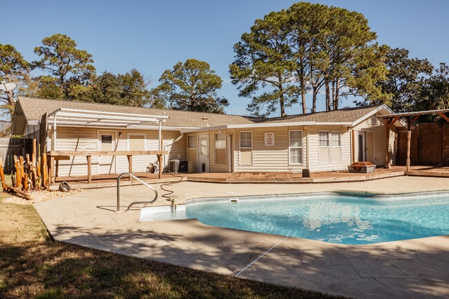 Building Photo - 410 Tanglewood Dr