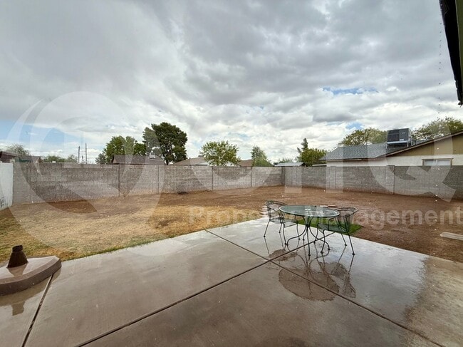Building Photo - 2522 E Don Carlos Ave